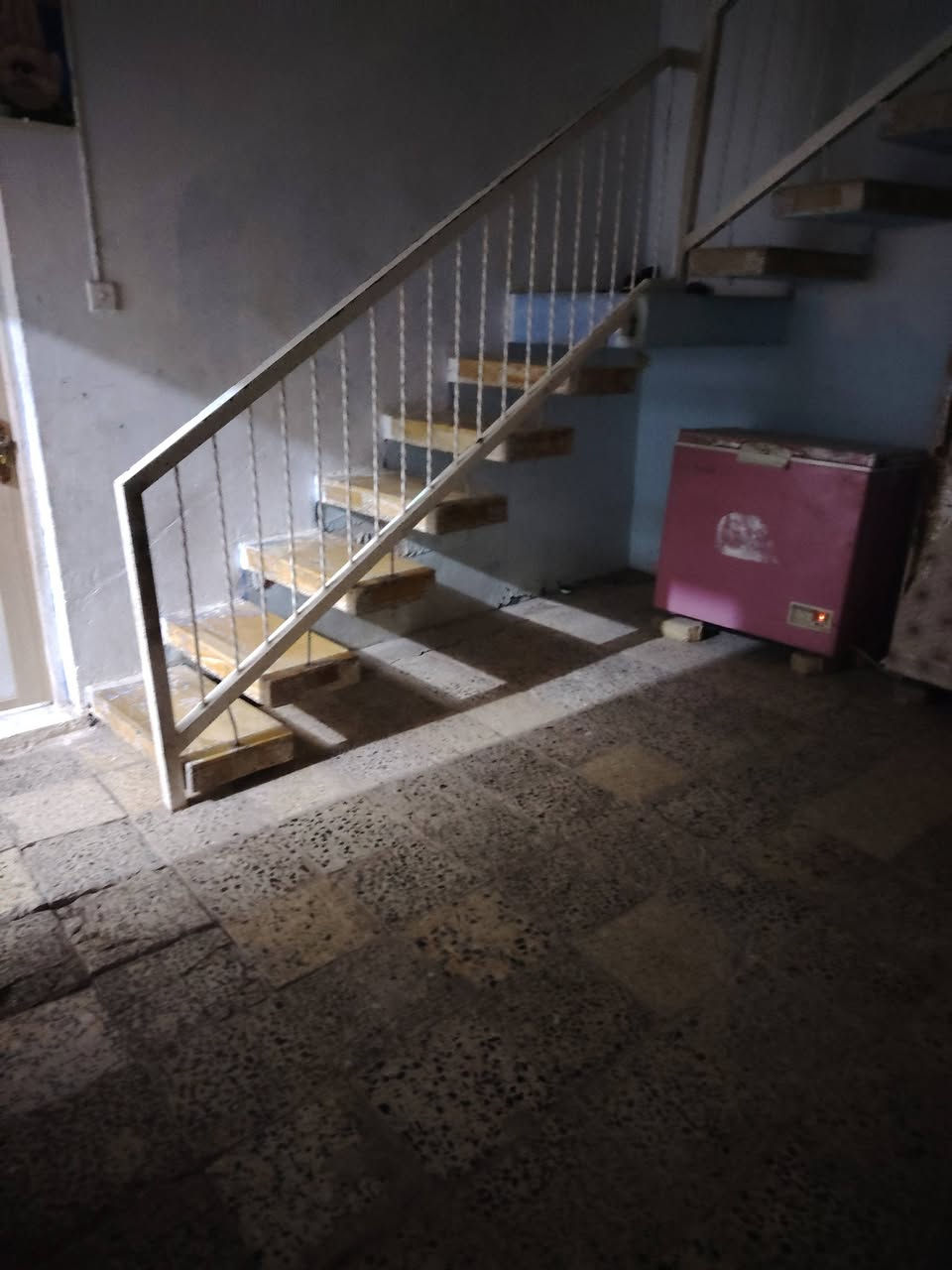 بيت للبيع
يحتوي على 3 غرف نوم 2 بل الطابق الأول واحده في الطابق الثاني
ومطبخ وصاله واستقبال وصحيات خارجيه المساحه١٧٠ متر العنوان بل سواجي قرب موالدة مدلول الرقم للاستفسار ***********
