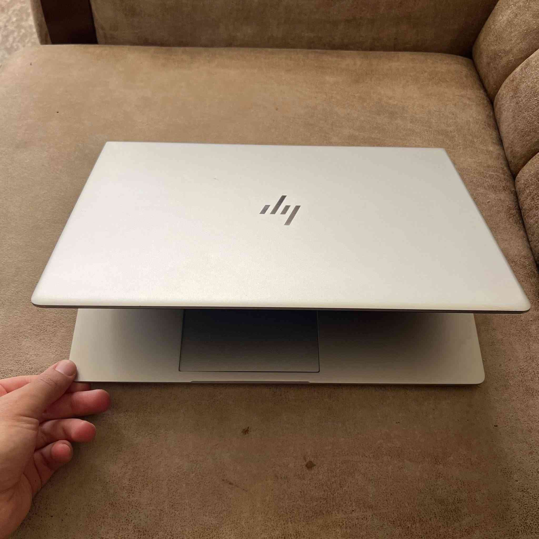 لابتوب hp سلم للبيع مواصفات
المعالج: AMD Ryzen 5 PRO 3500U (الجيل الثالث).
 الرام: 16GB DDR4.
 كرت الشاشة: AMD Radeon Vega 8 (مدمج - 2GB).
 الهارد: 256GB SSD.
 الشاشة: 14 بوصة FHD.
 النظام: Windows 11 (نظام 64-bit).
منافذ 2 للusb + منفذ HDMI 2.0 + منفذ للسماعة + منفذ لل SIM + منفذ للسماعات + منفذ الشحن 

تشغيل الفيديوهات بصوت عالي وواضح 🔊
تشغيل جميع برامج تعديل الصور 
تشغيل البرامج الهندسية 2d المتوسطة 
السعر (250) الف 
للتواصل ماسنجر


**إذا كنت صاحب هذا الإعلان وتريد حذفه لأي سبب، رجاءا أرسل رسالة إلى الدعم الفني**