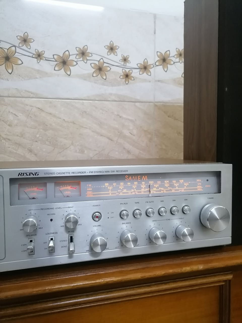 السلام عليكم ورحمة الله وبركاته جبنالكم تحفه فنيه مسجل رايزانك موديل الثمانينات شرط الشغل شرط النظافه كامل ما بي أي نقص او عيب للبيع السعر خاص مكان موصل يوجد توصيل كافه محافظة العراق وهذا رقمي *********** موجود واتساب علا هذا الرقم
