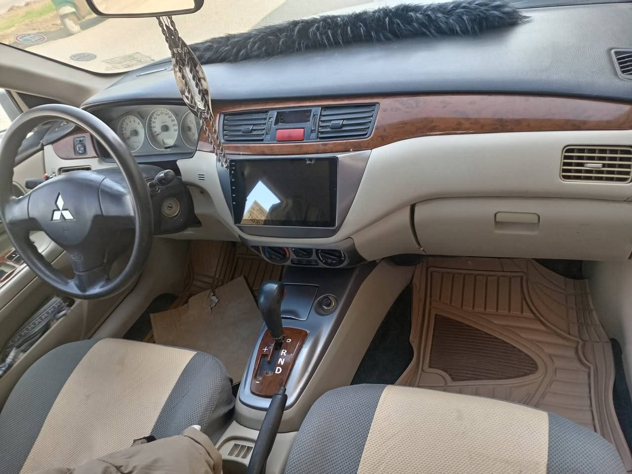 السلام عليكم
لانسر مسبوشي موديل 2010

كير محرك مكفول

تبريد ثلج وتدفئه هم + شاشه بلوتوث +تخم تايرات + دوشمه + حداديه فول جاهزه السياره 

بيه طخات بسيطه ممصلحات مببينات بالصور قطره صبغ مابيه وضع شركه رقم قادسيه تحويل ثاني يوم 

السياره شركه قبق اسود

السعر 75 وبيه مجال

استفسار خاص

***********
