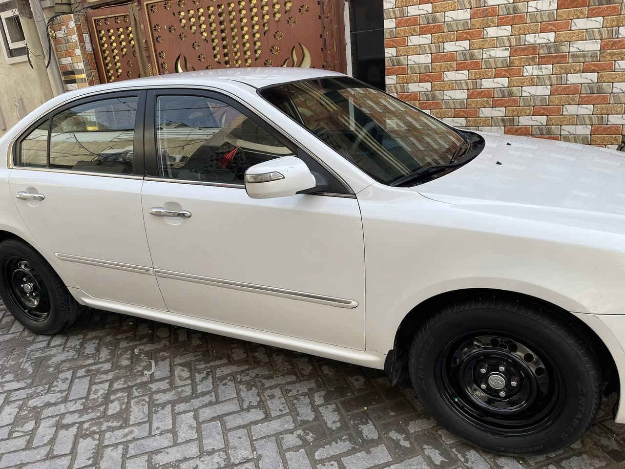 كيا اوبتيما لوتز رقم سلمانيه موديل 10 محرك 2400تبريد تدفئه شغالات مصبوغه حزام سياره جديده وحلوه لون صدفي بيه بس طخه جوه باب السايق ابينه بالصوره  تجي وكللب بأسمي مكاني بغداد مدينة الصدر السعر 115 وبيها مجال رقمي ***********
