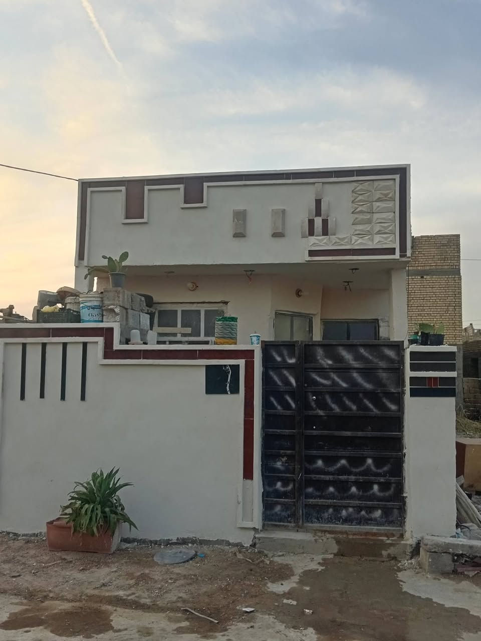 بيت منطقه الاصلاح بجهه الجامع البيت 100 متر بغرفه استقبال مطبخ بيت مسلح قاعيه كاشي بيت كامل شارع تبليط مجاري وكهرباء ومي السعر ماله 35 في مجال شيء قديم *********** نقار مالته 117
