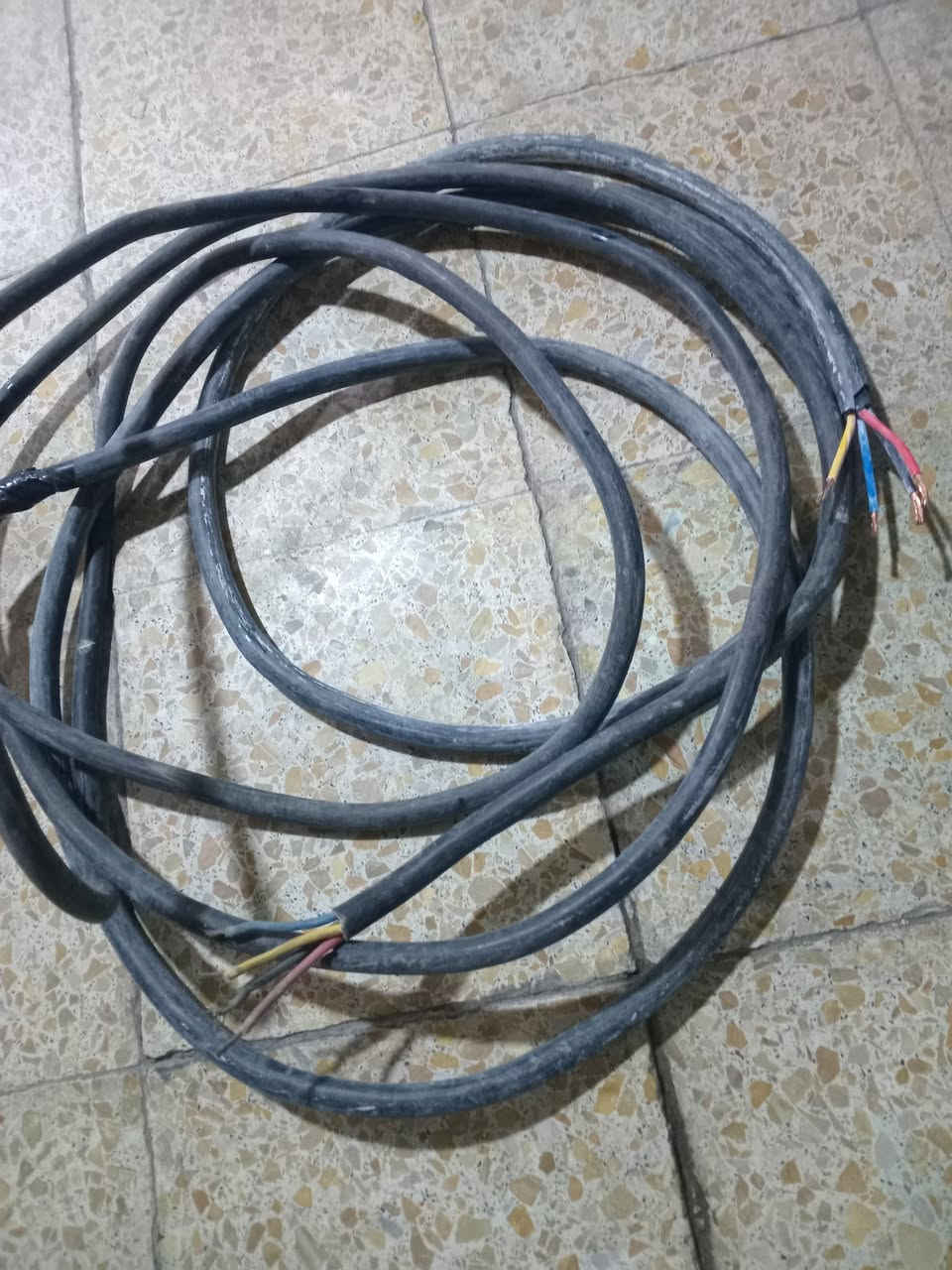 كيبل للبيع  4×16 طول 12متر تقريبا ((( بيه جوين )))سعر المتر  نهايته  8   الألف العنوان بغداد  البلديات  الاتصال  ***********
