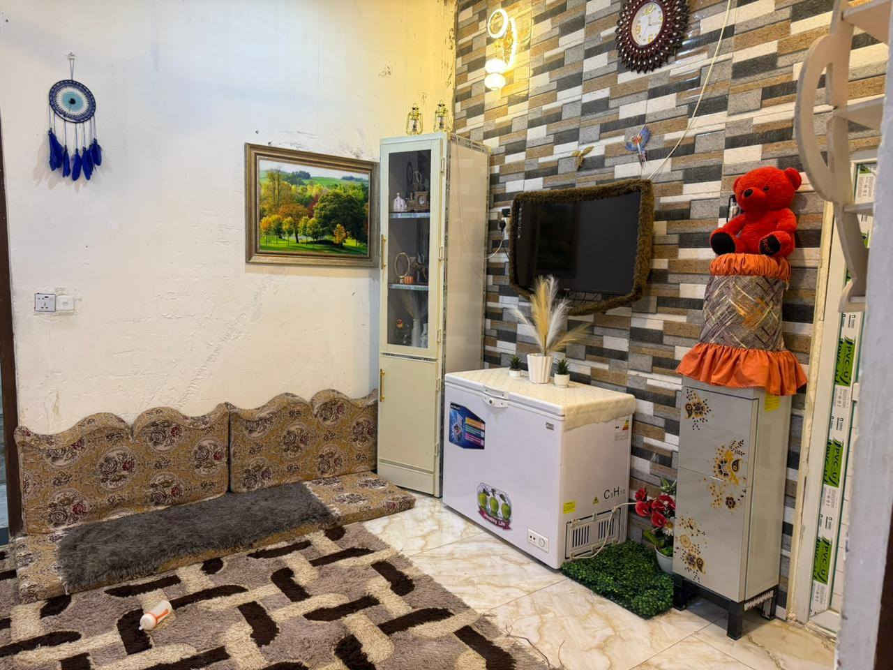 بيت زراعي للبيع مساحه 260 يحتوي على ثلاث غرف وصالتين وديوانيه عوزه عكاده فقط لبيت كله سيراميك حمامات مرتبه كلش حلو ومرتب طريق سوق الشيوخ فضليه نزله مدرسه الامام لباقر سعره مناسب جدا 29 وبي مجال
***********
