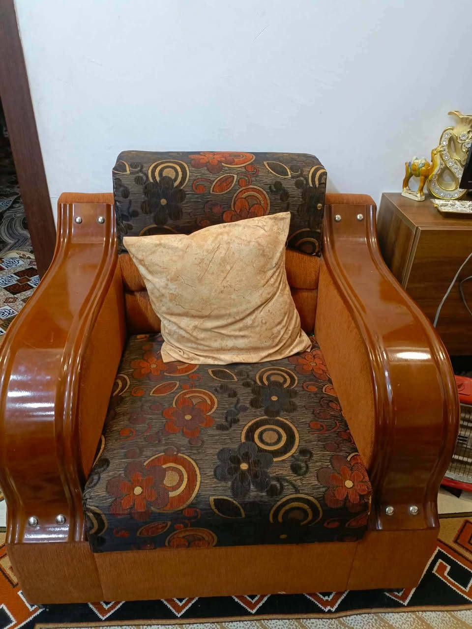 السلام عليكم تخم ل البيع 10 مقاعد اي ضرر مابي السعر ب350 وبي مجال المكان شهربان ‏‏‪***********‬‏
