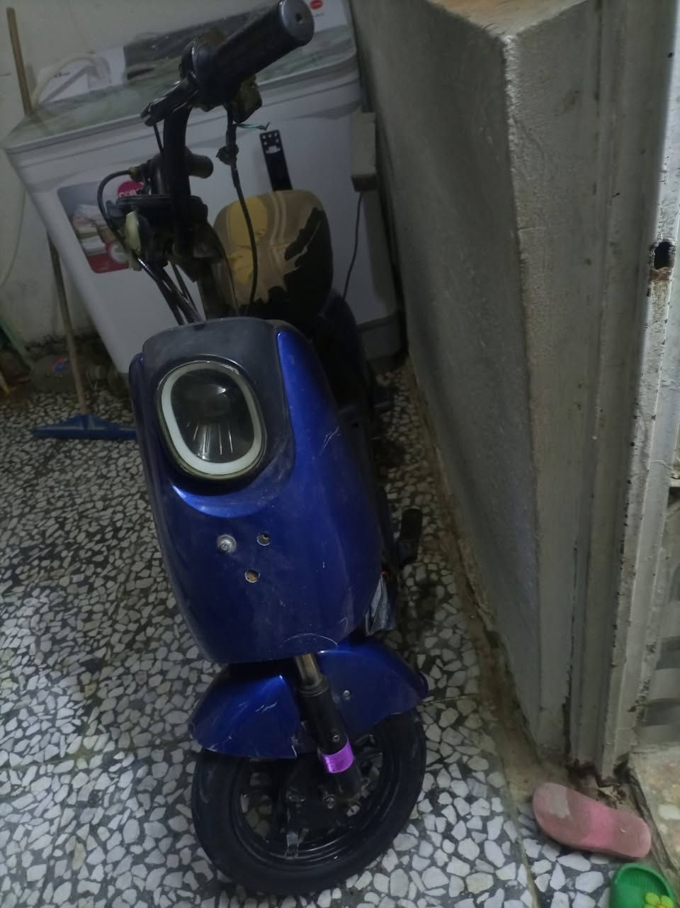 سلام عليكم دراجة شحن ربع بطاريات شاحنه مالته موجودة سرعة 45 كامله بس الكشن عوزه دوشمه ول دبل شاير مايشتغلن السعر 175 مراوس بايسكل نضيف مكاني بغداد الشعب حي أور سبع قصور الرقم ***********
