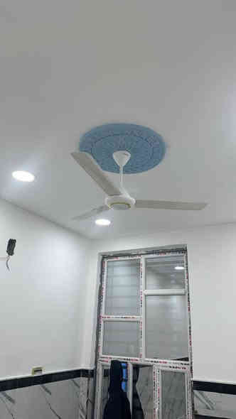 بيت بحجي حسن بناء حديث مسلح صب 
كامل 
يحتوي على غرفتين واستقبال وصاله ومطبخ و٢ منور وحانات داخلي وخارجي وحديقه 
وطابق ثاني يحتوي على غرفه كبيره  فقط 
وزره سيراميك كامل بيت
سعره ١٢٥ الاتصال عل رقم *********** 
بناء حديث
