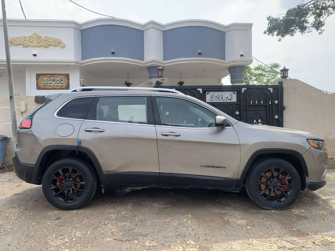 السلام عليكم.. جيب شيروكي بزون موديل ٢٠١٩محرك ٤سلندر حجم المحرك ٢٤٠٠ حادثها جاملغ٢ وبنيد تبديل مو تصليح تجديد السنوية ٤/١ سيارة جاهزة واقتصادية  بيها حاليا فقط درايم شفت جهة اليسرى يطلع صوت السعر ١٣٠وبيها مجال بسيط وترهم مراوس حسب القناعة عنواني بغداد جسر ديالى الجديد الكرغولية هاتف  *********** ما اجاوب على التعليقات هذا رقمي بي واتساب واي استفسار اجاوب على الخاص
