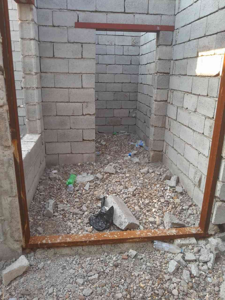 السلام عليكم ورحمة الله هيكل غير مسقف للبيع قطعه ومقاطعه الجمعيه الثالثه باراضي بيت عجيمه المساحه ١٥٠ متر شارع ٨متر السعر ٢٥ وبيها مجال بسيط اتصال ***********
