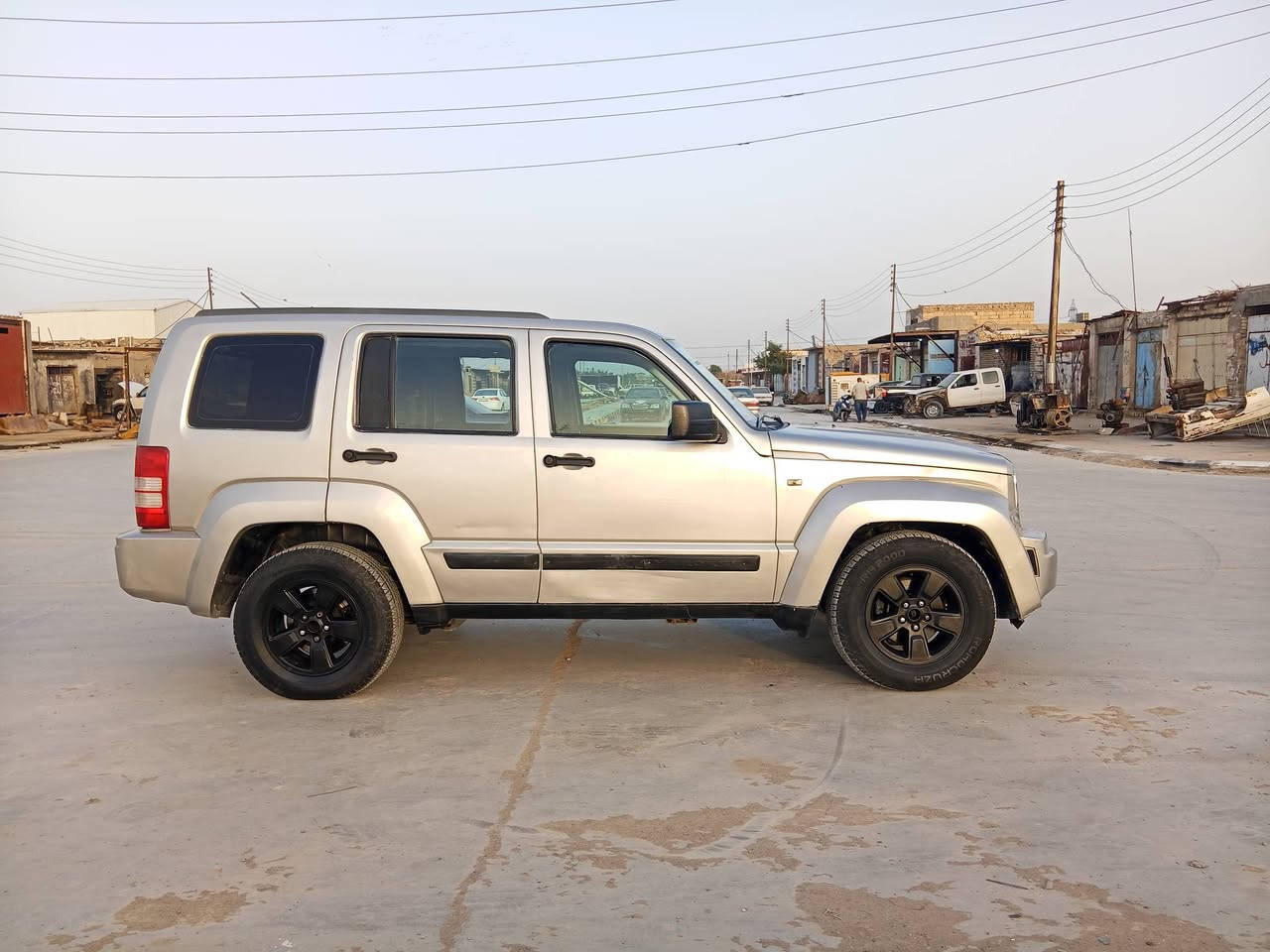 للبيع جيب لبرتي   / مزاد وزارة الداخليه موديل 2010بيه كتاب مزايدة تمشي بيه وين ماتريد سيارة جاهزة گير محرك    اسويلك وكالة ام الباركود  السعر 63  وبيه مجال  المكان ذي قار الرفاعي ***********
