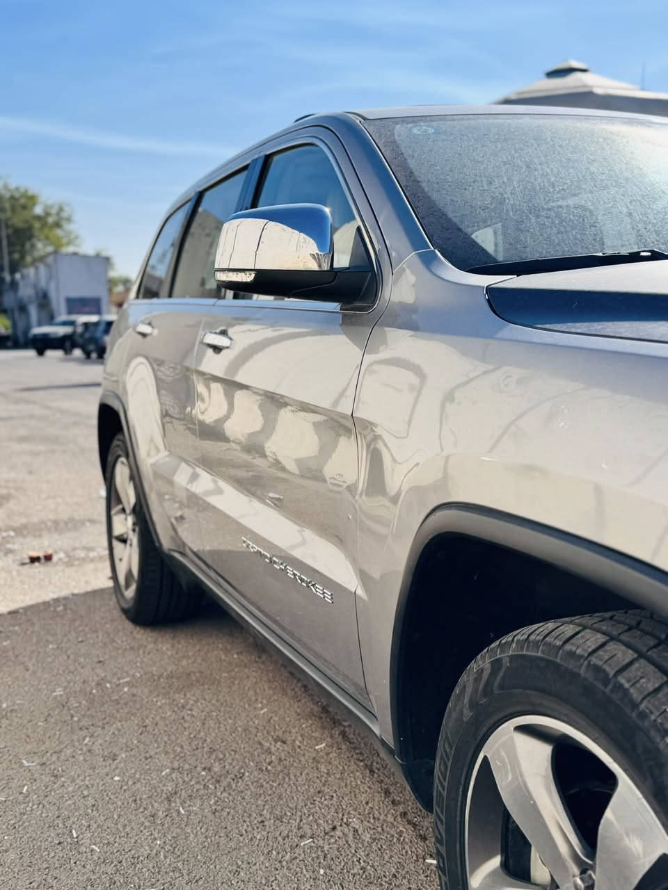 السلام عليكم 
جيب كراند شيروكي موديل ٢٠١٥ فول لمتد
بدون شاصي بدون لغد 
شاشه كبيره srt
كشنات جلد  بيجي
تبريد قطعتين
فور ويل
تدفئه تبريد كشنات امامي
تدفئه كشنات خلفي
تدفئة ستيرن كهربائي
دخول ذكي ترحيب
بصمة تشغيل وابواب
كامره دواره
صندوق كهربائي 
شفتات بالستيرن
حساسات خلفية
اشاير بالمري 
مرآة قلاب عند الرجوع للخلف
فول تحكم ستيرن 
تشغيل عن بعد
خزن ميمري للمقاعد الأمامية
مساج المقاعد الامامية
منظومة لايتات زنون
4 انظمه قيادة
ماشيه ١٦٠ الف كيلو متر
سقف بانوراما 
ويل 20 بلادي 
مكينه 3600
وبعد بيها مواصفات
حادثها بأمريكا بنيد وشوية من الجاملوغات الأمامية واحد مبدل بلادي نفس اللون و واحد   مبدل تجاري و مصبوغ و بيها بارد بالباب الخلفي اليمين يعني قطعة وحدة صبغ فقط
رقم بغداد تحويل مباشر 
السعر  ١٨٣ $ وبيها مجال بسيط 
مكان السياره بغداد المنطقة الخضراء
رقم الهاتف ***********
