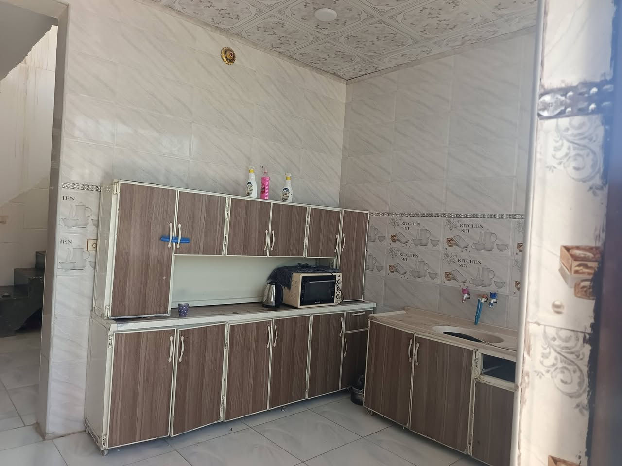 بيت للبيع المساحه 160متر زراعي غرغتين نوم وصاله ومطبخ وستقبال وصحيات داخليه وخارجيه بناء حديث طابوق السقف صب مسلح خدمات كامله ماء مجاري تبليط عرض الشارع 12متر عنوانه طويريج حي الجمعية شارع مدرسة نبع المعرفه جهة الشط يرهم نقد و اقصاط سعر النقد 70مليون مع المجال للتواصل ***********
