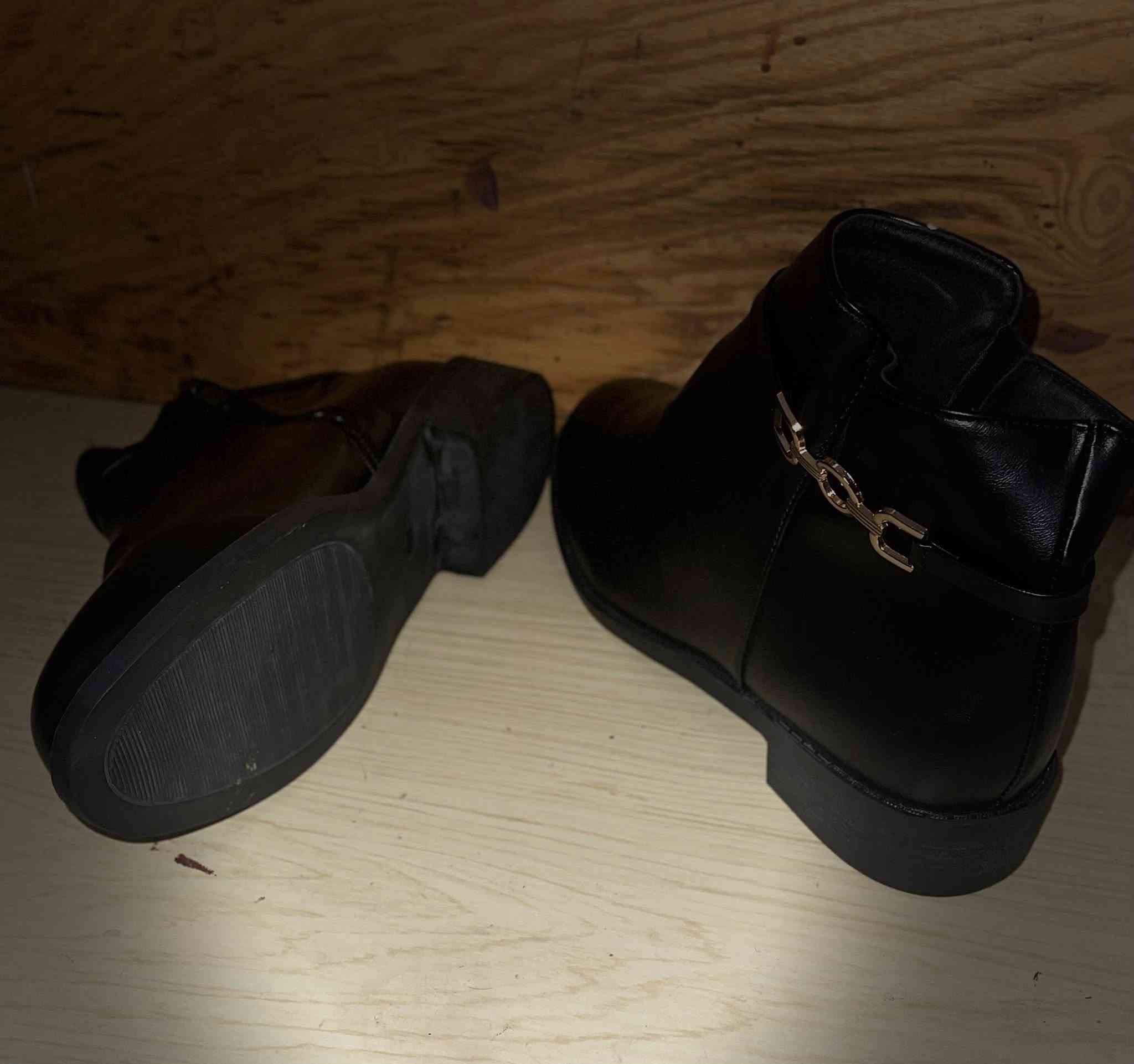 احذيه نسائيه كله جديد شلعه او مفرد تواصل خاص او على الرقم ***********
