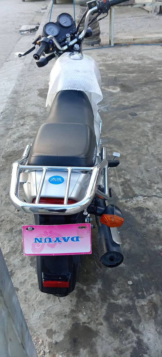 السلام عليكم دراجه دايوان عضم اصولي دراجه نضيفه وحلوه ما مفتوحه السعر 800 وبيه مجال حك الجيه مستعجل على  بيعته اليرده ينتصل/***********
