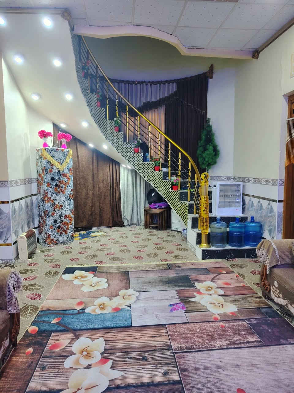 سلام عليكم بيت 200 متر بناء طابقين الطابق ثاني غير كامل اما الطابق الول جاهز من كلشي غرفتين +صاله + مطبخ +براني + مجمع صحيات داخلي وخارجي المكان التقيه الثالثه قرب حسينيه باب الحوائج  ويقع البيت اعلى شارع تبليط الاستفسار اكثر  الرقم ***********
