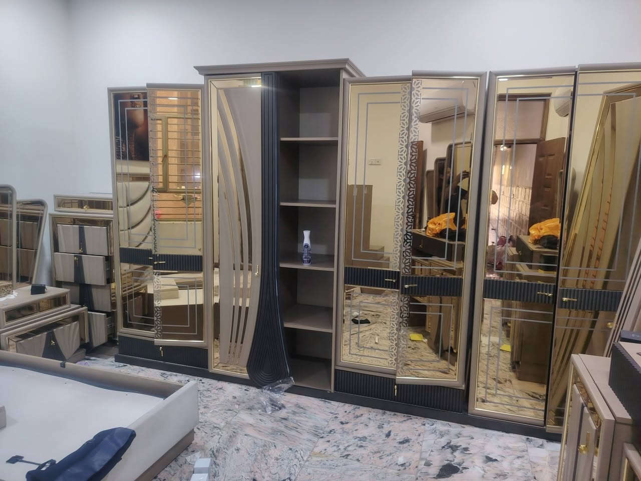 غرفه نوم ضخمه جديده اي ضرر ما بيها مكان بغداد *********** واتساب
