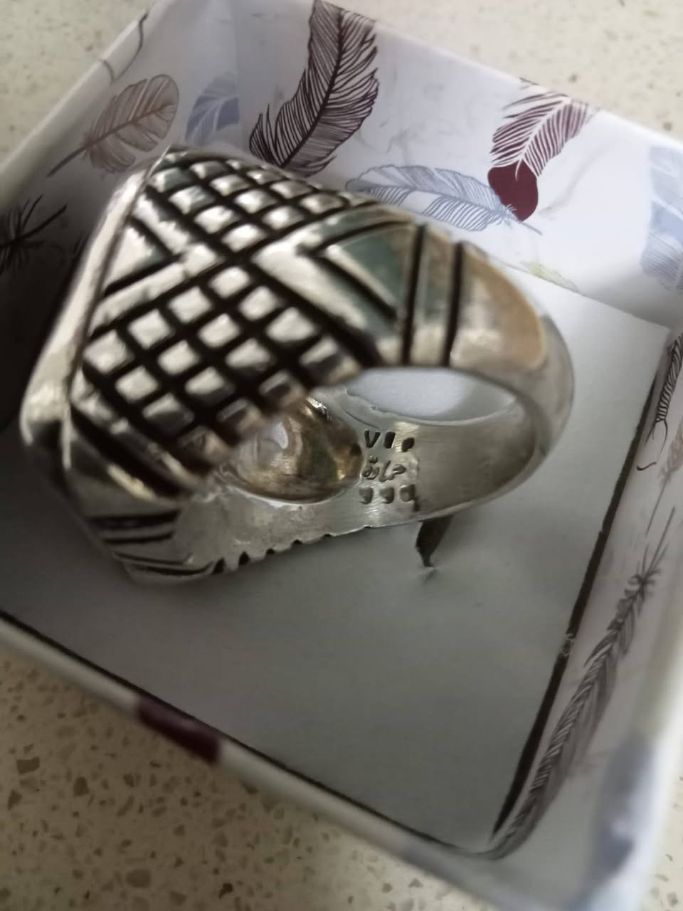 السلام عليكم 
اللهم صل على محمد وال محمد 
خاتم عقيق يماني مزعفر كرز الكرز صياغه حماده VIP البحريني خاتم 42غرام ثقيل من الفضه عيار990 يلبس23-24 قياس الحجره 2ونص سانتيم خاتم غايه بالروعه وتحفه فنيه الذي يرغب بقتنائه مراسله خاص يوجد توصيل وبخدمتكم


**إذا كنت صاحب هذا الإعلان وتريد حذفه لأي سبب، رجاءا أرسل رسالة إلى الدعم الفني**