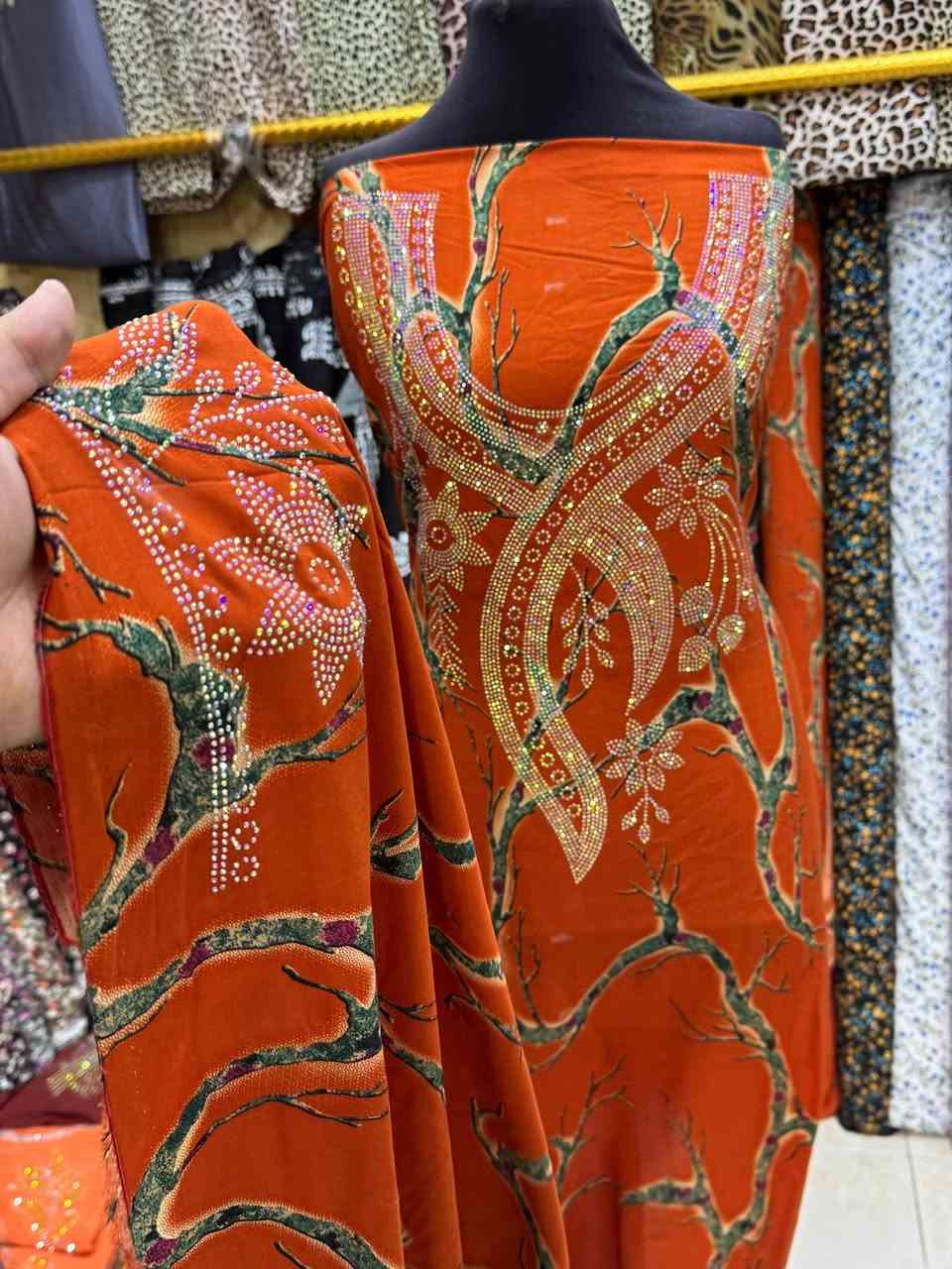 ✨ نقشة البرق ✨

كشمير إيطالي قطني مخور
مطرز صدر وردن بستراس حراري أصلي

🔹 القطعة مترين ونص
🔹 مطرزة على العرض بالكامل
🔹 تتفصل بكل راحة ومناسبة لجميع القياسات

💰 سعر القطعة فقط: 11 الف

🚚 التوصيل لجميع محافظات العراق: 5,000 دينار

📦 متوفر مفرد وجملة


**إذا كنت صاحب هذا الإعلان وتريد حذفه لأي سبب، رجاءا أرسل رسالة إلى الدعم الفني**