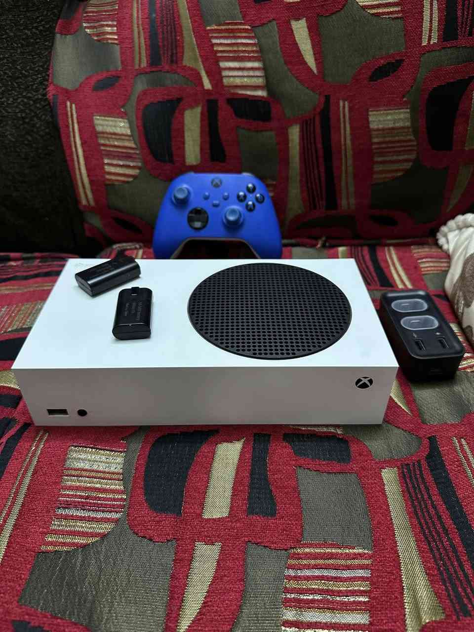 جهاز اكس بوكس سيريس اس كامل ملحقاته معى جوستك اضافيه اصليه + بطاريات و اثنين و قاعده شحن بطاريات 
جهاز نظيف ما مداخل صيانه ابد ولا مفتوح نهائي 
سعر جهاز 310 الف 
مكاني بغداد 
توصل واتساب ***********
