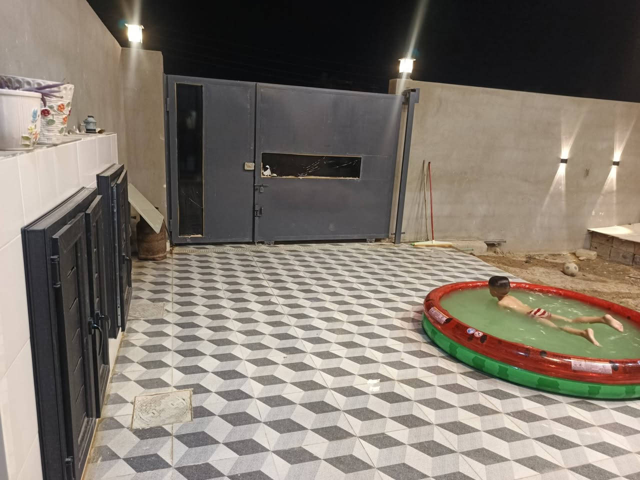 سلام عليكم ورحمه الله وبركاته

دار  وبتلو للبيع  المساحه  الكليه ٣٥٠ م طابو ملك صرف وحتى السند بعدني ممستلمه وممسحوب عليه ١٠٠٠ دينار صافي من كلشي 
نزال ٢٥  واجه ١٤  علمآ صار شهرين من كمل بناء الدار والحمدالله 
مساحه الدار ٢٢٥ م   ومساحه البتلو ١٢٥ .. علمآ دار مكون من طاقه  يعني انسه اطفاء كهرباء بالبيت 
يتكون الدار من طرمه  وحديقه خارجيه  استقبال  وغرف نوم كبيره عدد ٥ ومطبخ وصاله كبيره وحديقه داخليه ومناور عدد ٢  وحمامات عدد٢ وسطح كبير وصغير..
بتكون الدار من  تأسيس خطين ماء والمجاري من المصري اصلي وكهرباء ٣ خطوط فنار الاصلي ظمان.  وسستم كامرات الاصليه شبابيك المنيوم  وشبايبك PVc..والمحجر زجاج... وبوب حديد ابو كتيبه ٢٥ سم  وجام كله ابو ٦ اسود ماكو شي بي نقص 

موقع الدار..الخالص حي الظباط  بدايه منطقه دليم ..ثاني فرع..المنطقه يتكون فيها ماء ومجاري وكهرباء والتبليط عن قريب للاستفسار اكثر  للا تصال على رقم***********  واتساب..او على خاص..واني الممنون تحياتي لكم جميعآ..
