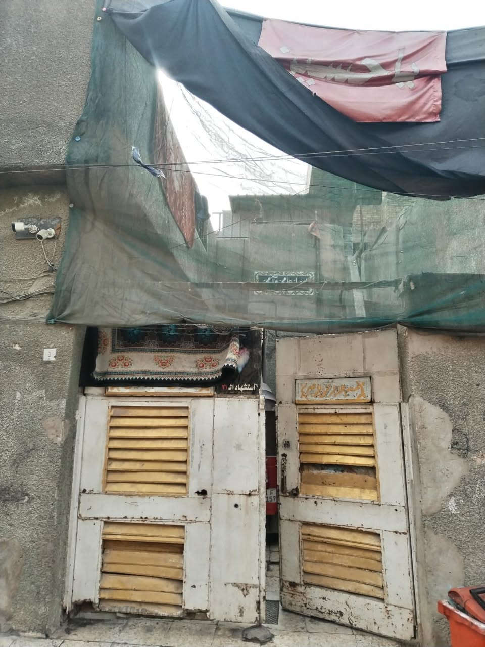 سلام عليكم نصف قطعه للبيع تحتوي على طابقين
الطابق الأول مطبخ وحمام وغرفه والطابق الثاني فقط غرفه العنوان قطاع واحد مقابيل مركز جون والسعر التواصل على هذا الرقم ***********
