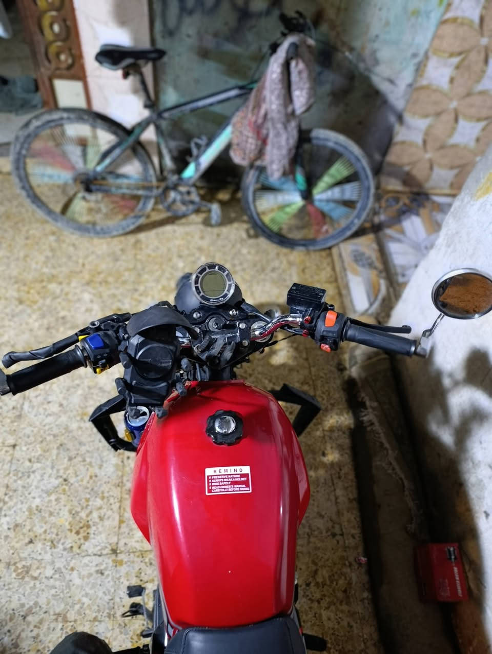 دراجة دايوان لاتية ماشية ١٦ الف تقريباً دراجة حلوة ونضيفة وما ناقصها شي كاملة مكملة موديل 23 رقم وسنوية العنوان البصرة رقم الهاتف ***********
