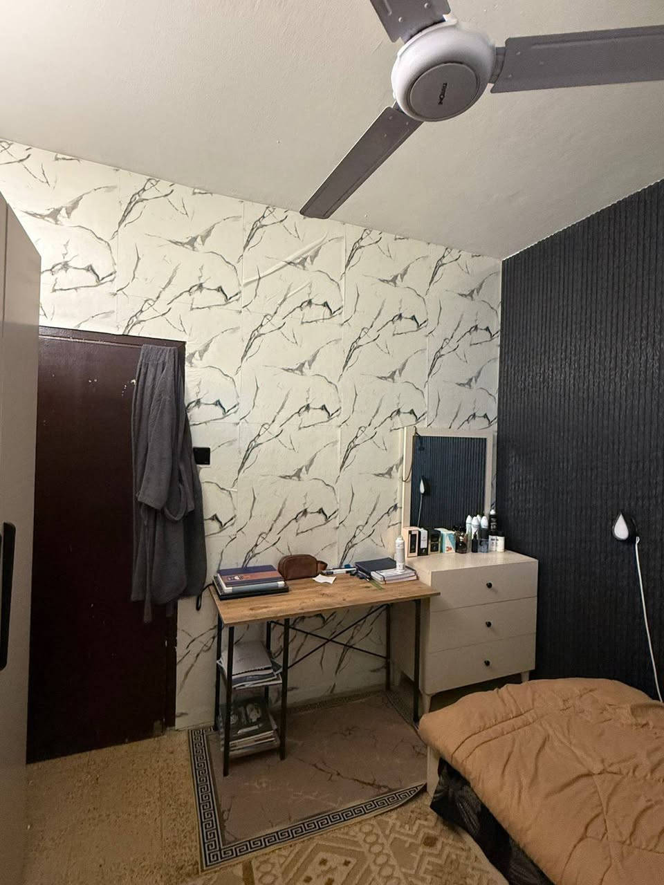 السلام عليكم 
 . شقه ارضيه للبيع ملك صرف . قريب ع شارع الكفاءات بيها اضافة مشتمل . مع الاثاث او بدون حسب الاتفاق  للاستفسار على الرقم ***********
