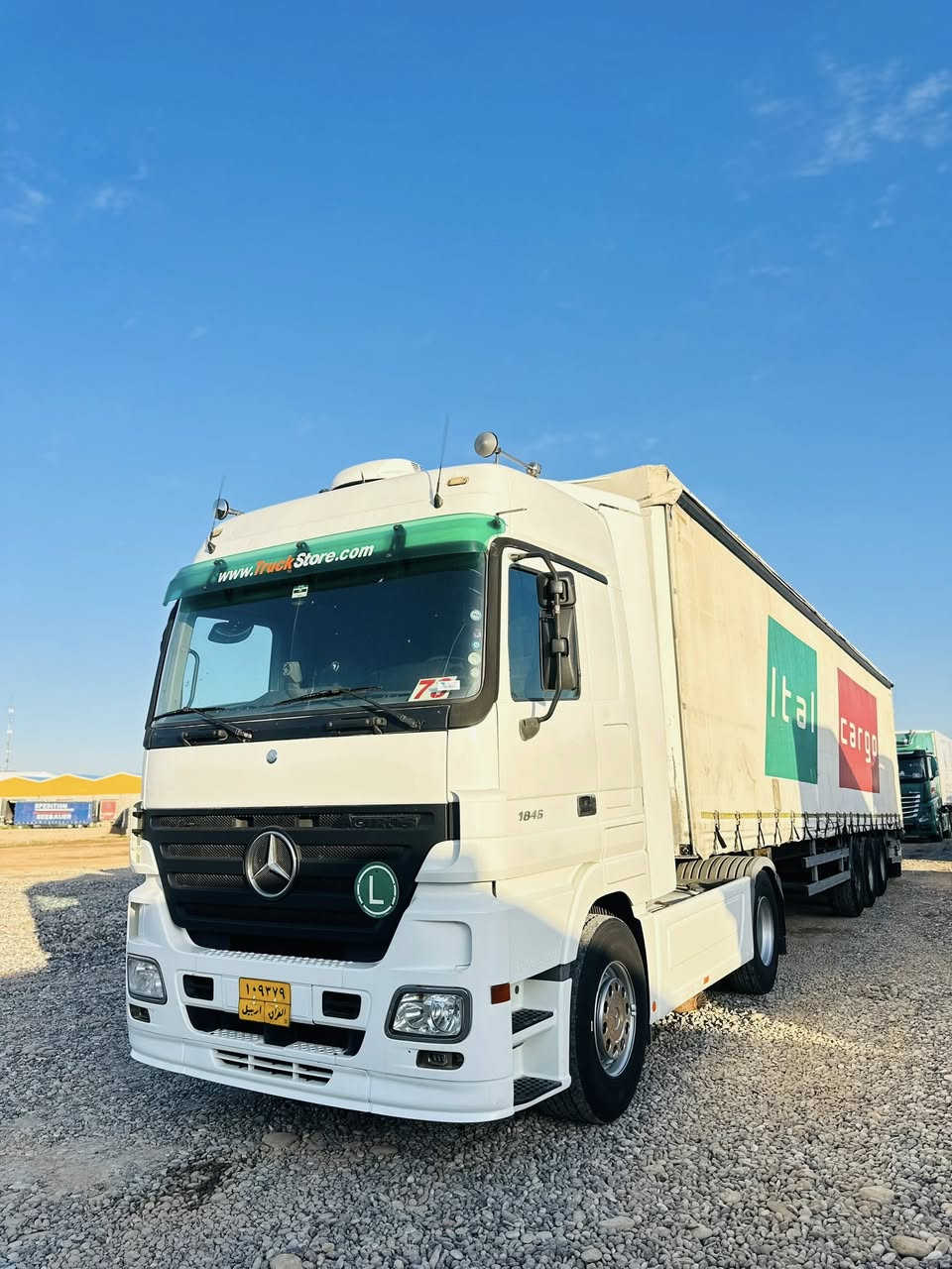 للبيع مارسيدس اكتروز تريله جادر 
موديل 2004
حجم 1846
مواصفات كأمره حساس
ريتايدر تبريد ثلاجه سبلت سقف
دبل مناميه هورنات بلادي 
عربانه نوع شمتز
***********
***********
***********
***********
