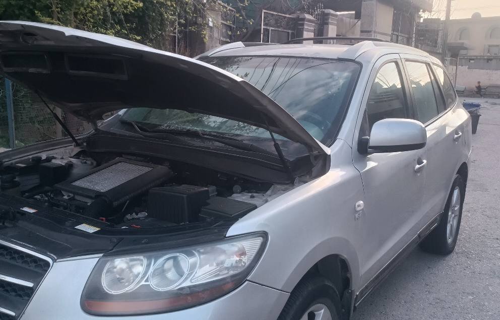 سەنتافی 2008
گێڕو مەکینە بەشەرت 
سەیارەکە گازە
تەقەو ڕەقەی بەشەرت
سارد و گەرمی ئیشدەکا
کوشن کارەبا ئیتەر جڵد
شوێن حاجیاوا
*********** رانية, السليمانية
