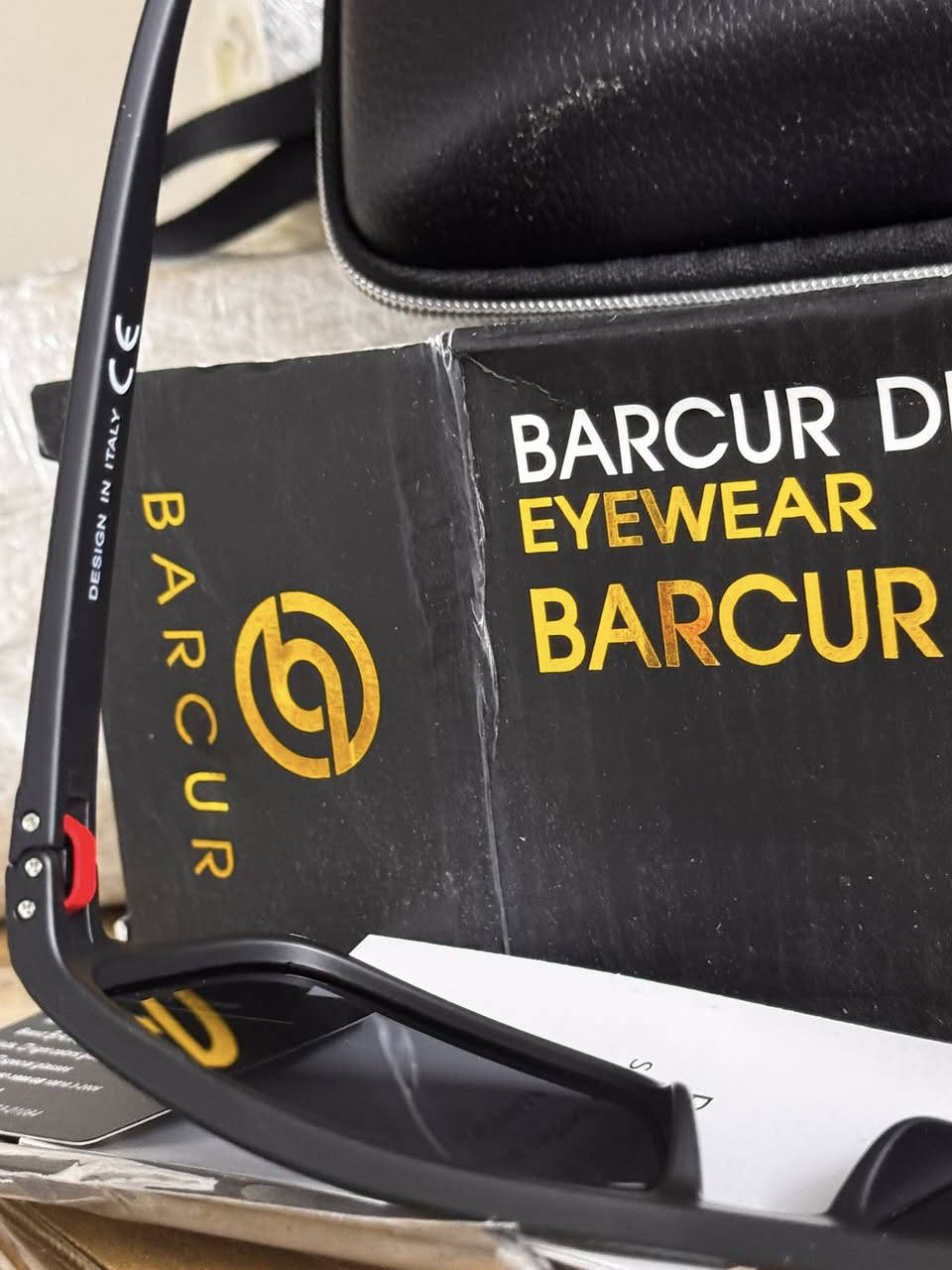 نظارات شمسية من ماركة باركور (Barcur) الايطالية تتميز بإطار أسود بنقشة مربعة صغيرة وعدسات مستقطبة داكنة
سعر القطعة 15،000 مع التوصيل
على الخاص او على الوتساب ***********
