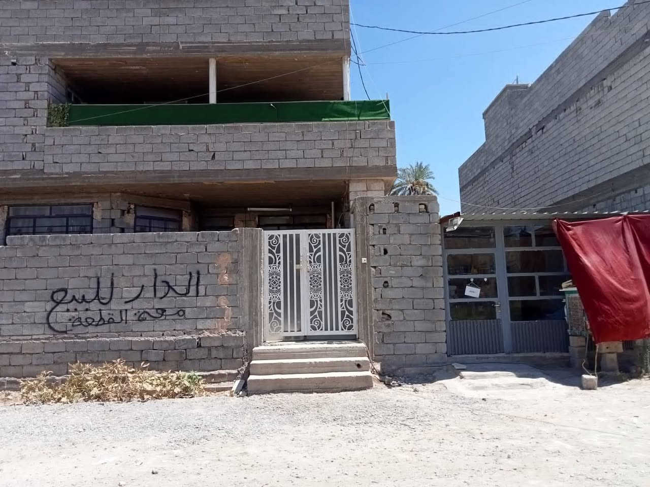 سلام عليكم
دار للبيع مساحه 203 متر

البناء ١٦٠ 

الواجه ١١.٣٠ ونزال ١٨

طابق الأول يحتوي على ٢غرف نوم

وستقبال ومطبخ وصاله كبيره  ومنورين وحمامات ثنين داخليه وخارجيه 

طابق الثاني غرفتين نوم وصاله كبيره ودرج داخلي وخارجي

نضام انقسام شقق

مكلف بالمنشور

رقم *********** صاحب الدار واتساب

واتصال
