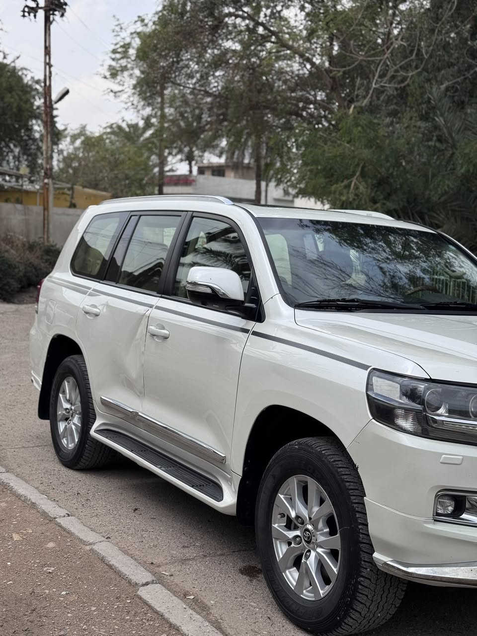 السلام عليكم 

للبيع تويوتا لاندكروزر 2017 WHITE EDITION وايت ادشن

ماشية 105 الف 

رقم سليمانية بأسمي تحويل مباشر

مكينه 6 سلندر
 
_الون ابيض صدفي 

_شاشه كبيره بلاديه 3 

كامرات محيطية حتى بالمرايات

_ كشنات جلد 

طفاية 

_كشنات الامامية كهرباء 3 وضعيات

_ ستيرن كهرباء 

_ثلاجه 
_ شاحن واير ليس او شاحن لاسلكي 

_ مري شفط او قلاب عند الرجوع 

_ سلايد روف 

_ بصمة تشغيل وبصمة ابواب

_ حساسات اماميه وحساسات خلفية

_ زراكات لايت بلدعاميه 

_تشغيل عن بعد 

_لايتات لد زنون اصلي عدسات 

دواخل نضيفة وبلادي على وضع الشركة

_والباقي معروفة مواصفات الوايت ادشن

السيارة مبدل بيها جاملغ وباب جهة السكن وبيها طخة بسيطة بالباب الخلفي باقية على وضعها كما موضح بالصور

غير ذني السيارة كفالة

السعر 42,000 يعني 420 ورقة وبيها مجال

مكاني بغداد المشتل

رقمي ***********
