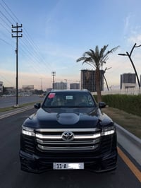 لاندكروز 2022 gxr اسود  رقم مميزز بغداد بسمي   بضمان شركة ساز    مااشي...