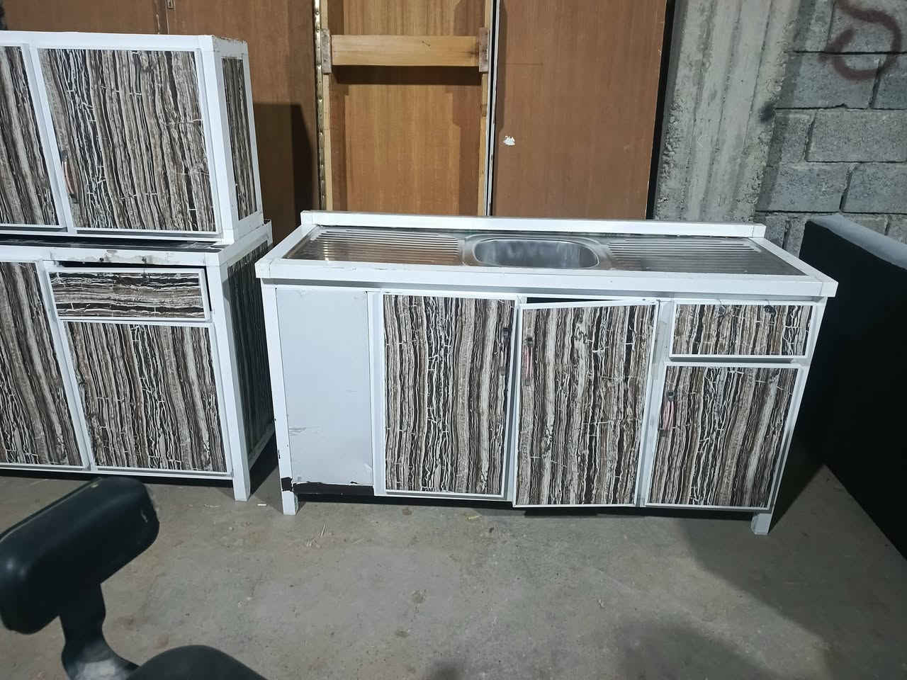 سلاوهاورییان
ئە م کە وانتە ر بۆقرۆشتن
موادی ئە سلییە سارای دە رجە یە ك
کەوانتە رە کە 3مە ترە سنگە کەی 1مەترو 50سانتیم
ژ.م***********
شوین.کەلار شە هیدان  سە رجادە ی ئاوارەکان
