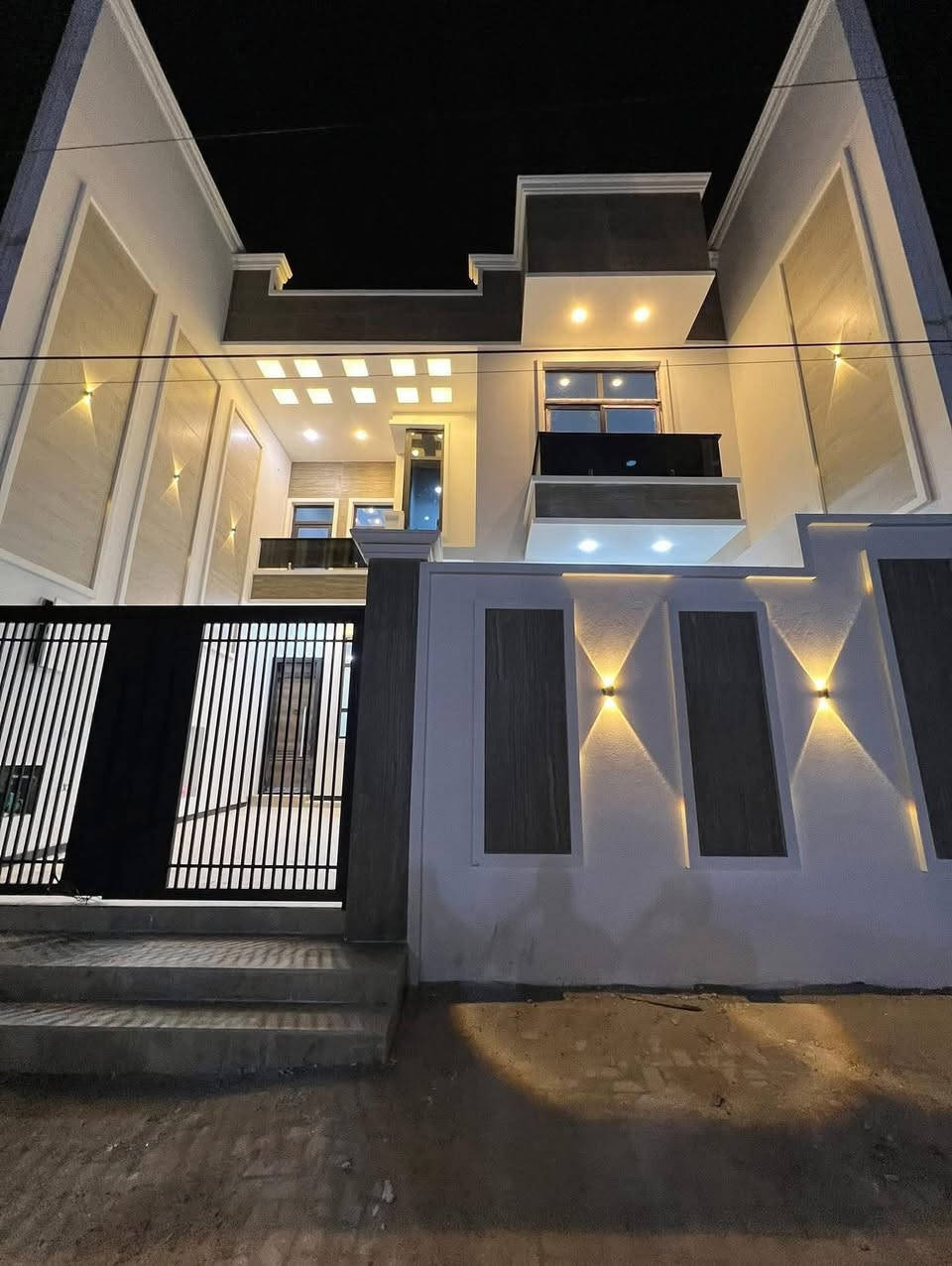 #اعلان رقم 504

🏠دارسكن للبيع 🏠
__
⭕العنوان: حي الفرات
  ⭕قرب شارع الصب عل شارع جامع الرسول 
⭕موقع مميز _
____
🌿طابو صرف
🌿بناء جديد
🌿طابقين
🌿كونكريت مسلح
🌿عل شارع 15متر
🌿غير مسكون 

♦️المساحة :202م² 
♦️الواجهة  : 9متر
-—————
                     
تفاصيل الدار 🏠
___
🌿غرف نوم عدد 4💯
🌿صالة عداد2
🌿مطبخ (حار+بارد)
🌿استقبال 
🌿مجمع صحي 
🌿حديقه داخليه +شلال

    
   #مكتب_صناع_المال_للعقار 

عنوان المكتب 
الفرات شارع الصب قرب التسفيرات 
للاستفسار مراجعة المكتب اوتصال على الارقام 
***********
***********
