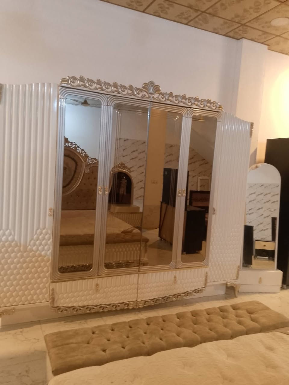 غرفه نوم تركي ملكي 9قطع نضيفه جدا الشراي يتصل على الرقم ***********
