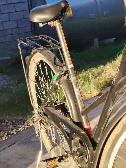 السلام عليكم 

بايسكل للبيع 
تبديل 6 نمر 
عين سحريه 
هيكل البايسكل مميز

سعر 90 بي مجال حك الجيه 
رقمي: ***********
متواجد على الفيس بوك
