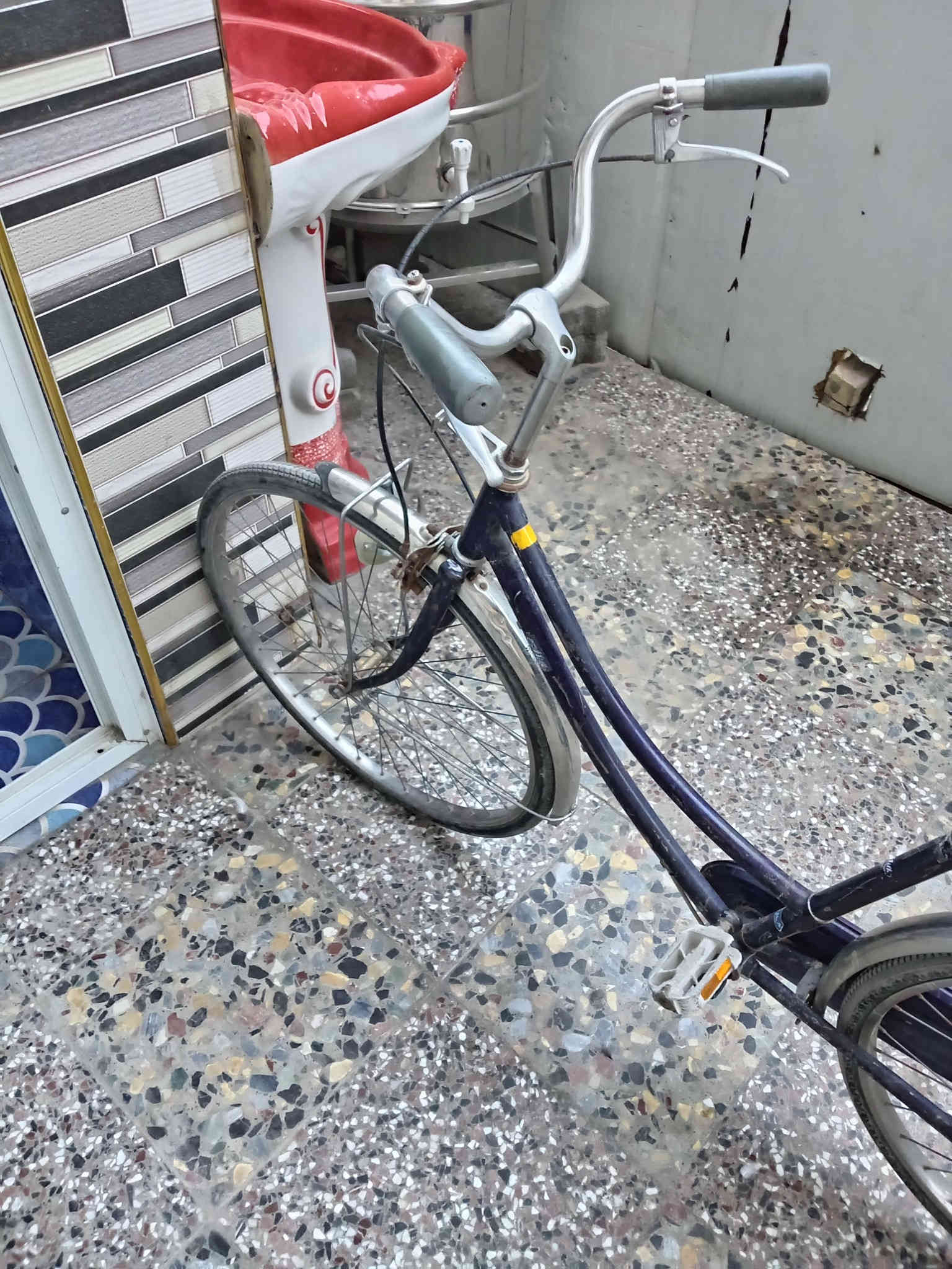 سلام عليكم بايسكل بناتي يابان نظيف وشغال كامل حجم ٢٦ السعر ٧٥ الف بي مجال لشراي قليل لاستفسار خاص موجود أو ***********
