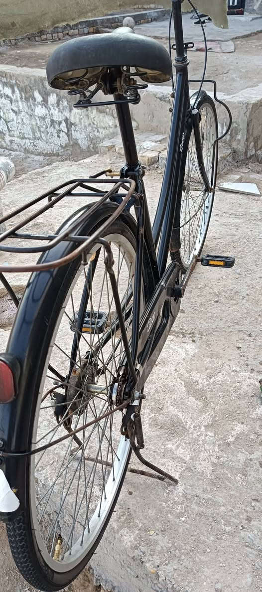 سلام عليكم شباب بايسكل للبيع حجم 26موديل 2018البايسكل حويه برغي مانقصه شرط فحص  ومكاني حله شارع 100يم حلويات قصر الشام للستفسار خاص او على واتساب *********** وبيكم خير وتدللون
