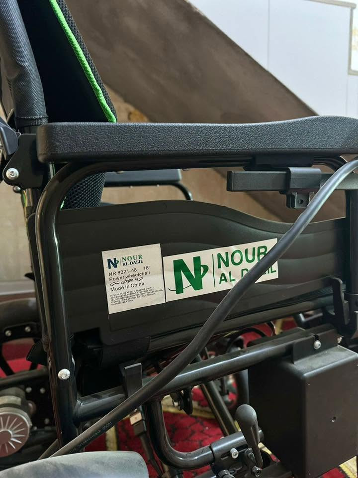 العلامة التجارية: Nour Al Dalil
* الموديل: NR 8021-48
* المقاس: 16 بوصة
* بلد الصنع: الصين (Made in China)

أما المواصفات:

* ✅ كرسي متحرك كهربائي قابل للطي.
* ✅ عصا تحكم (Joystick) إلكترونية.
* ✅ زر تشغيل/إيقاف.
* ✅ أزرار زيادة وتقليل السرعة.
* ✅ زر البوق (Horn).
* ✅ زر SOS للطوارئ.
* ✅ محركان كهربائيان (واحد لكل عجلة خلفية).
* ✅ بطارية قابلة للفك والتركيب.
* ✅ مساند ذراع ثابتة ومبطنة.
* ✅ وسادة إسفنجية للمقعد مع مسند ظهر مريح.
* ✅ جيب خلفي لحفظ الأغراض.
* ✅ عجلات خلفية كبيرة مناسبة للأرضيات المختلفة، وعجلات أمامية دوارة.
* ✅ يمكن طيه لتسهيل النقل ووضعه في السياره

* الحمولة القصوى: 120–150 كغم.
* السرعة: حتى 6 كم/ساعة.
* مدى السير بالشحنة: 15–20 كم.
* المحركات: محركان بقدرة 250 واط (إجمالي 500 واط).
* البطارية: 24 فولت (بطاريتا 12 فولت أو بطارية ليثيوم حسب النسخة).
* زاوية التسلق: حتى 10–12 درجة.
* الوزن: حوالي 30–38 كغم مع البطارية

للتواصل مع الرقم(***********).

السعر(٣٥٠) وبي مجال.
