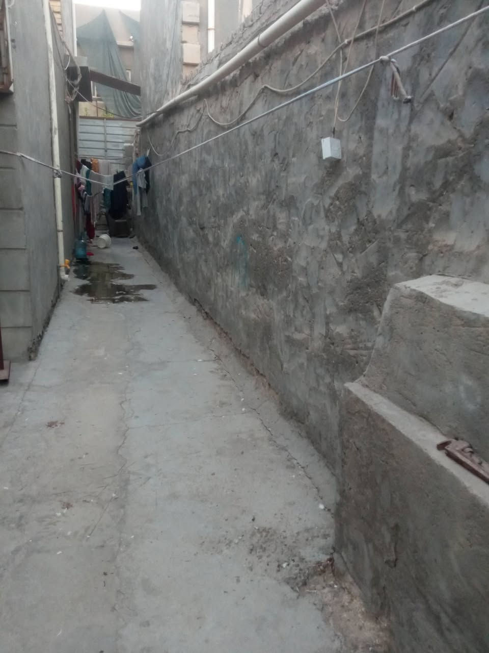 السلام عليكم
بيت للبيع في الطهمازية قرب مخبز المصطفى 
فرع الروضة 
ثالث بيت عن الشارع العام خدمات كاملة 
المساحة 300متر سند زراعي صرف 
3غرف نوم 
صالة وهول 
صحيات داخلية وخارجية 
حديقه مع كراج يسع سيارتين 
البناء حديث عالي عن الشارع 
عرض الفرع 6متر
نقص البيت ستارة مع صبغ الواجهة 
*********** واتساب
