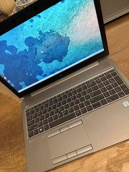 📣🔥 إعلان بيع – HP ZBook G6 🔥📣
لابتوب احترافي مخصص للأعمال الثقيلة وبأداء قوي جداً، مناسب للمهندسين والمصممين وصناع المحتوى.
🔹 المواصفات:
 • المعالج (CPU): Intel Xeon E-2286M
 • الرام (RAM): 32GB
 • التخزين (SSD): 1TB M.2 NVMe
 • كرت الشاشة (GPU): NVIDIA Quadro T2000 Max-Q – 4GB
 • الشاشة: 15.6” FHD
 • الاتصال: WiFi + Bluetooth
 • المنافذ: USB-C – USB-A – HDMI – منافذ أخرى حسب التهيئة
🎯 مناسب لـ:
الهندسة – التصميم – المونتاج – الثري دي – الشغل الثقيل – برامج CAD – Adobe – DaVinci – وكل الأعمال الاحترافية.
💼 جهاز عملي وقوي:
محطة عمل متنقلة توفر أداء ثابت وقوي بفضل معالج Xeon وكرت Quadro، مثالية للمهام الصعبة والمشاريع الكبيرة  
ملاحظه هذه الحاسبه ليست پاله ارسال شخصي من اوربا 
السعر 500 الف 
للاستفسار  ***********
