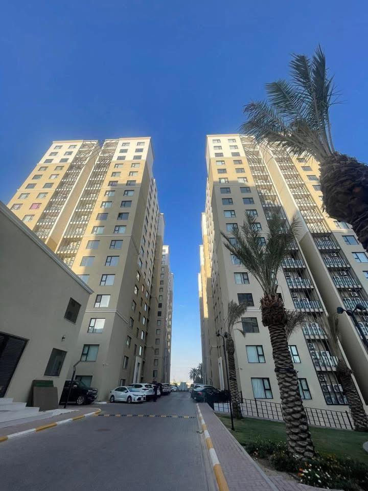 🏢 شقة للإيجار — بسعر مناسب جداً📍 مجمع الروان السكني / حي الحسين مجاور  كلية الرشيدإطلالة مباشرة على شارع مطار بغداد

🔹 الطابق: 10🔹 العمارةR7🔹 المساحة: 200 متر

تتكون الشقة من:✔️ 3 غرف نوم✔️ 3 حمامات✔️ استقبال داخلي + ضيوف

✨ مميزات الشقة:✔️ مطبخ إيطالي كامل ✔️ 5 سبالت✔️ منظومة غاز✔️ جاهزة للسكن

💰 الإيجار شهر بشهره —  بدون مقدم  بدون تامينات 

📞 للاستفسار والتواصل:***********
