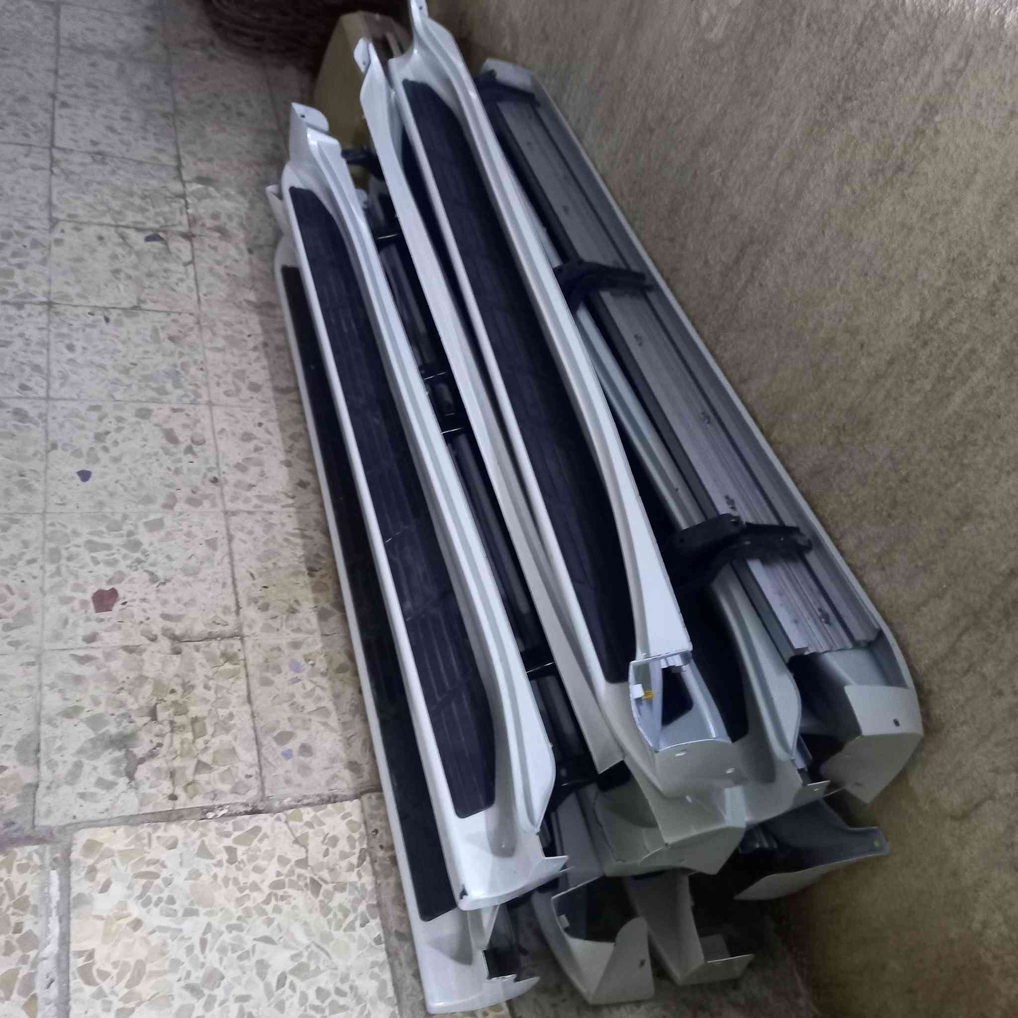 السلام عليكم عندي دوسات لاندكروز للبيع مكاني بغداد رقم الهاتف ***********
