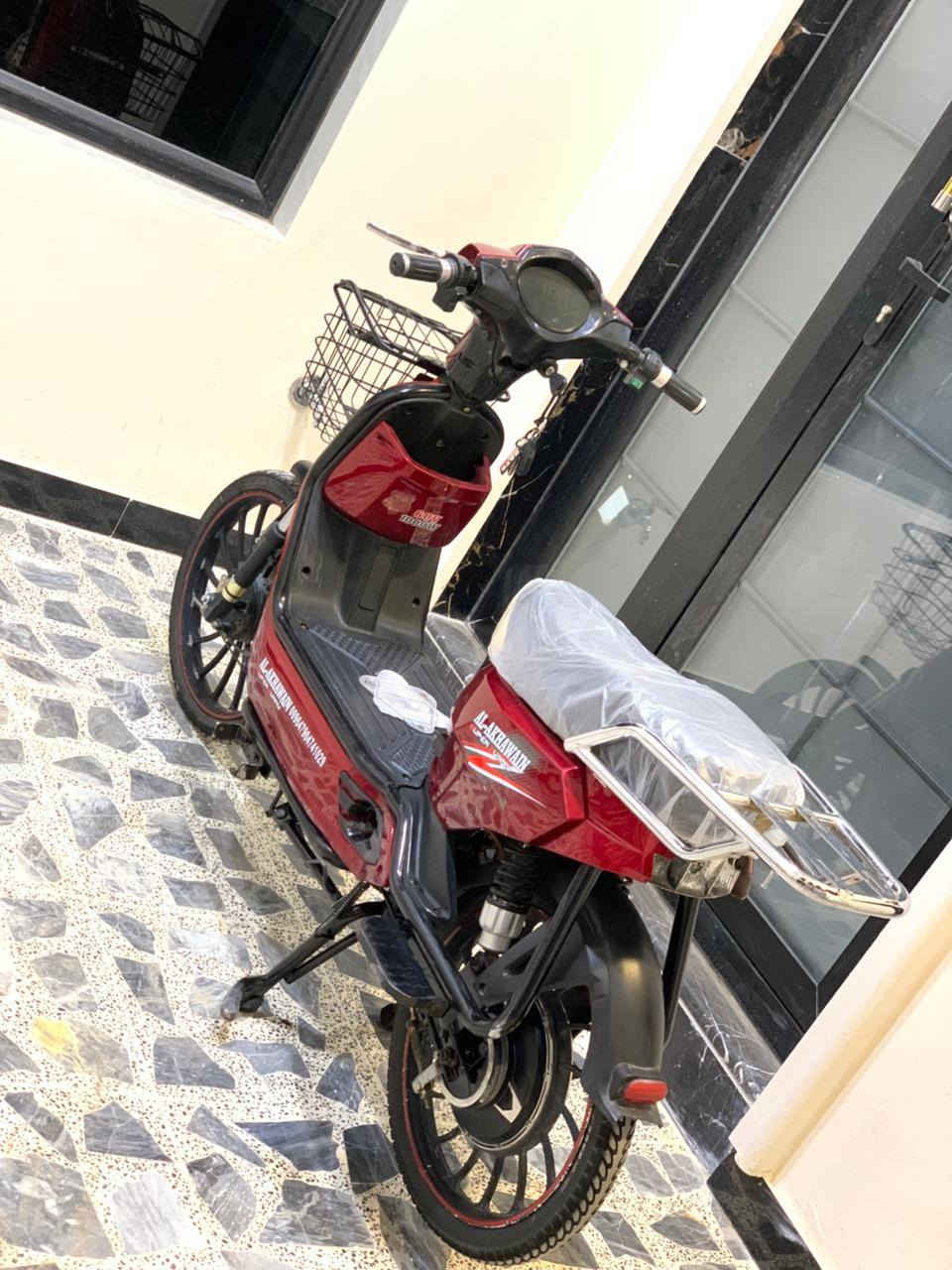 للبيع دراجه الاخوين
5 بطاريات 
بطاريات جدد نوع ونلي 
دراجه كامله من كل نواحي + المرايات موجوده 
 السعر : 350 وبيه مجال 
مكان : الفلوجه 
هـ ***********
