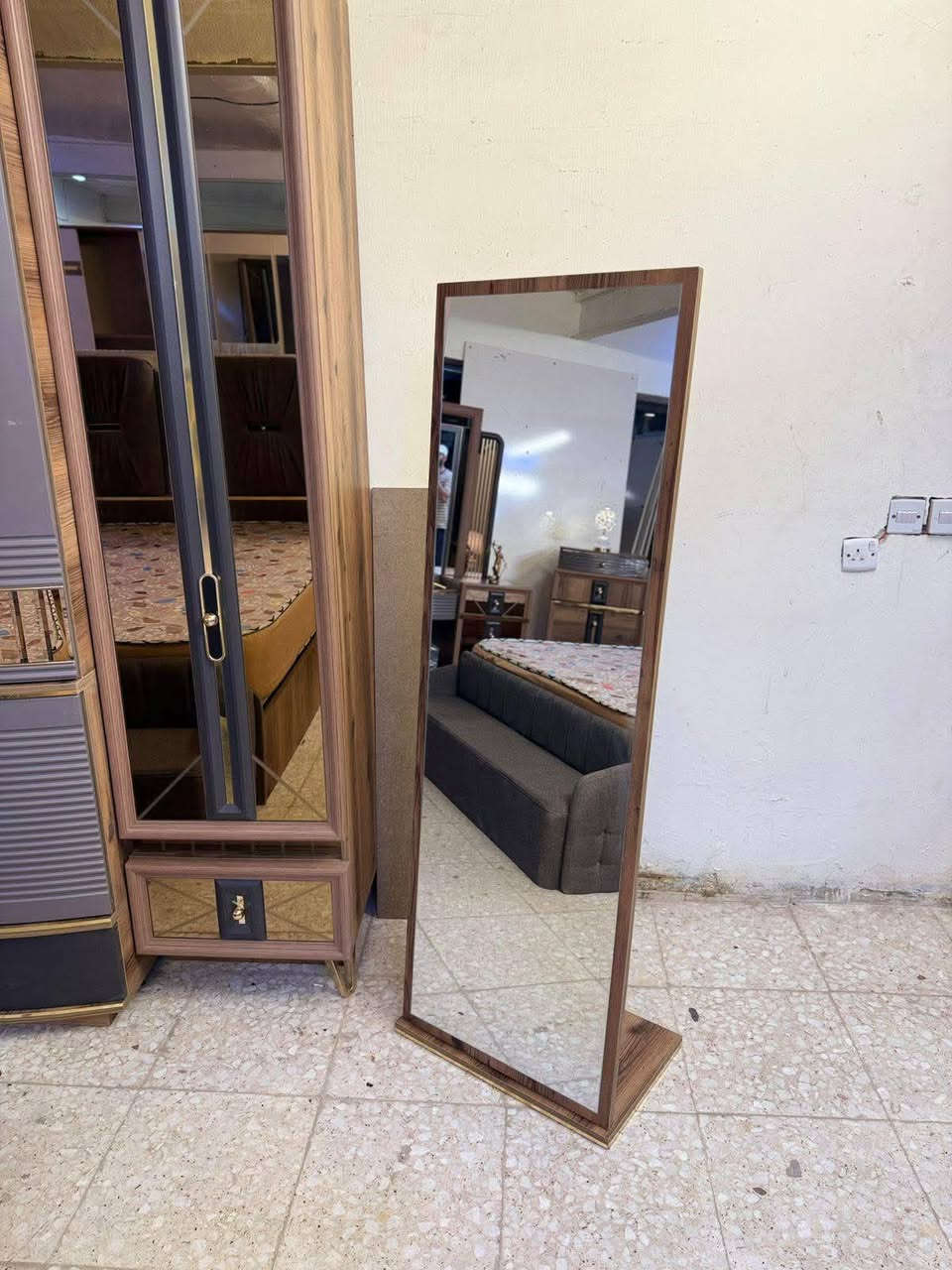 ✨ غرفة تركي مودرن اصلي 9 قطع ✨
نظام أبواب مضلع 
سرير مخزن عملي واناره شغاله 💥
 ضهر بلوك
 قماش وتر بروف أصلي
✨ نظافه 90/💯
 شد ونقل مجاني داخل بغداد
 توصيل للمحافظات بكروه
*********** واتس اب
