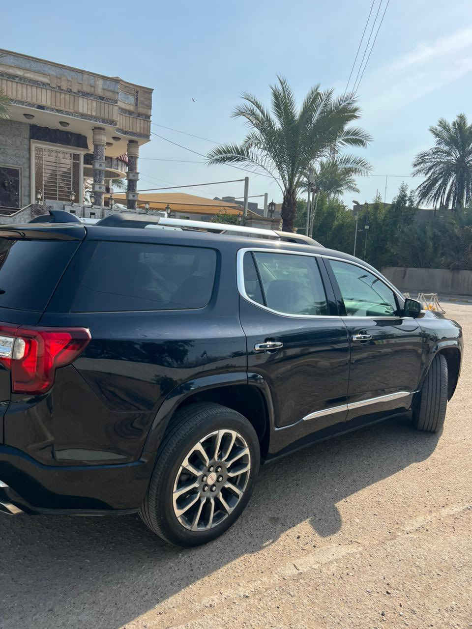 #المركبة    :  جي ام سي اكاديا 2021 فئة  دينلي اعلى فئه       لون نيلي
#الضرر      :  جاملغ خلفي ايسر جنطه  خلفي
المواصفات
1- جي ام سي  اكاديا 2021 لون نيلي 
2- محرك 6 سلندر حجم 3600
3- ويل حجم 18 اصلي مع طقم تاير اصلي 
4- قمارة السيارة حديد
5- قبق الجنطة كهربائي شفط
6- السيارة دفع رباعي 4x4 
7- بصمة 4 ابواب  وبصمة تشغيل وتشغيل عن بعد 
8- لايتات زينون عالي ناصي 
9- اشارات بالمرايا الجانبية مع حساسات الاجتياز 
10- غرفة السيارة جلد اسود اصل 
11- تحكم كهرباء لمقعد السائق فقط 
12- حساسات امامي وخلفي اصل 
113- تحكم ستيرن جهتين متكامل الايعازات
14- شاشة دشبول كبيرة لمجموعة من الايعازات 
14- مقاعد وسطية فصل سياحي 
15- عداد المسافة28000ميل فقط
16- حاجب امامي LED مع لايتات زينون عالي وناصي 
17- رادار امامي مانع للتصادم واعطاء التنبيه 
18- كاميرا خلفية دوارة مع الستيرن 
19- خاصية تحديد المسار في الطرق الخارجية 
20- سستم نيكل لمقدمة المركبة 
21- السيارة 7 راكب مع 3 قطه تبريد 
22- شاشة دشبول كبيرة لمجموعة من الايعازات
23-تحكم ستيرن جهتين متكامل الايعازات بدون إرباك
السيارة معروضة للبيع 280💵
اتصال واتساب ***********بغداد البنوك
رقم بغداد حرة تحويل ثاني يوم
