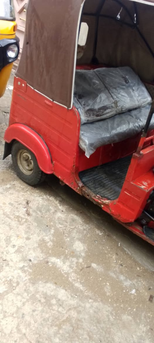 اسلام عليكم تك توك باجاج موديل 17 توك توك جاهزه كبل للشارع كهربائياتها كلها شغاله مكينه جديده  بلاديه ما مصبوغه عنوان بغداد البياع *********** سعر 3 و 200 وبيها مجال بسيط اوراق اصوليه المصطفى كاملات
