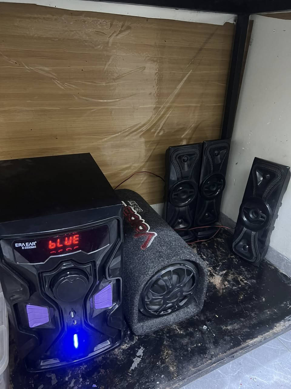 دجي البيع نضيف ومستخدم قليل
مربوط ويا مضخم مال سياره صوط انفجار 

كارتون مجود ويا ريموت السعر ٧٥ وبي مجال قليل 

التواصل ***********
