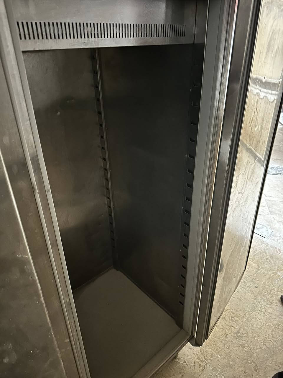 السلام عليكم ثلاجة لحوم للبيع سعر 250 الف للتواصل ***********
